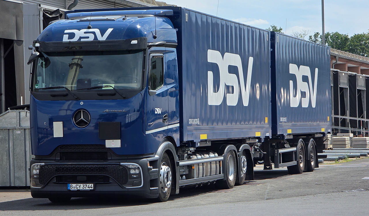 Mercedes-Benz eActros Wechselbrücke mit Anhänger in dunkelblau und DSV Beklebung