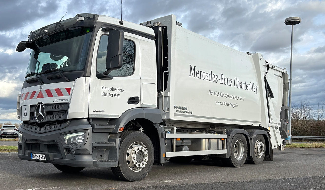 Mercedes-Benz Actros Müllabfuhr in weiß von CharterWay