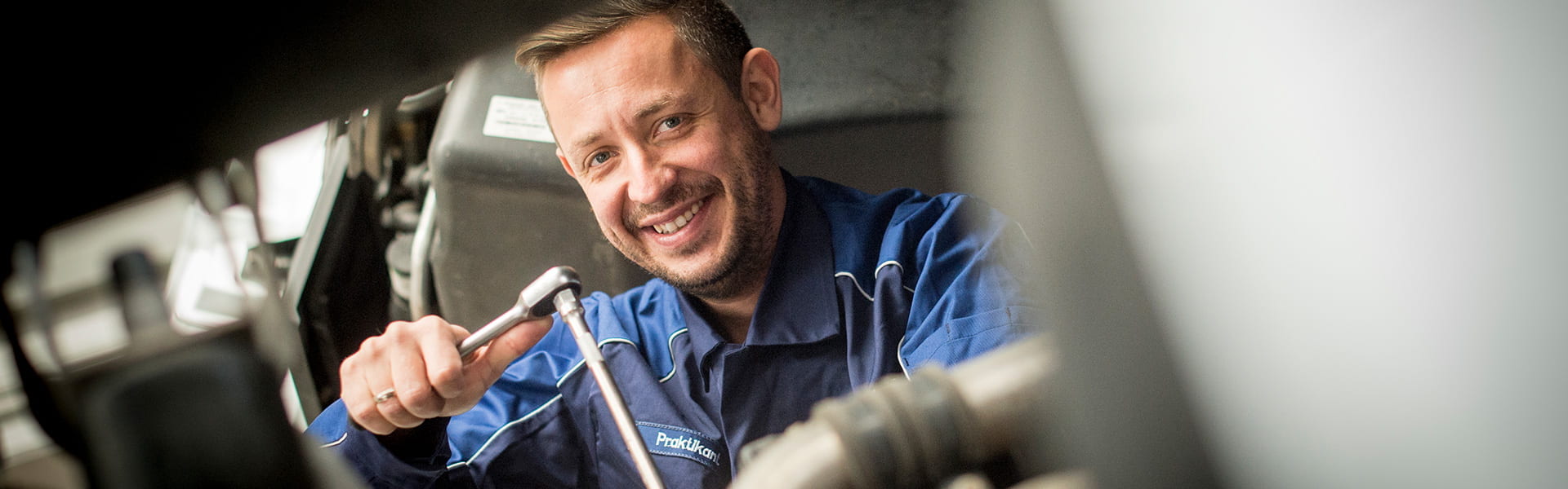 Daniel Josten in der Werkstatt des Autohaus Kunzmann