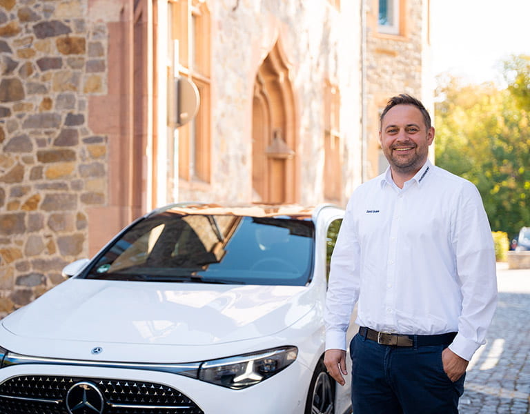 David Grimm vor dem Dieburger Albinischloss mit weißem Mercedes-Benz CLA Shootings Brake