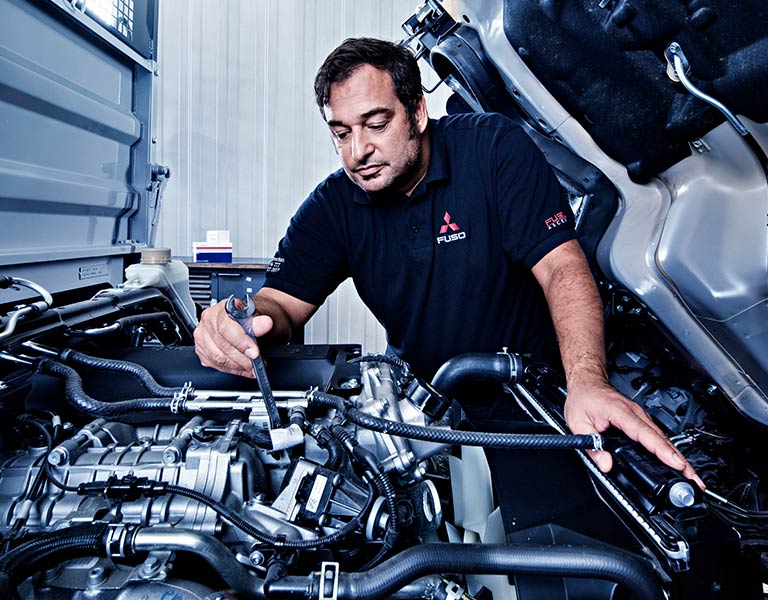 FUSO Werkstattmitarbeiter bei Wartungsarbeiten
