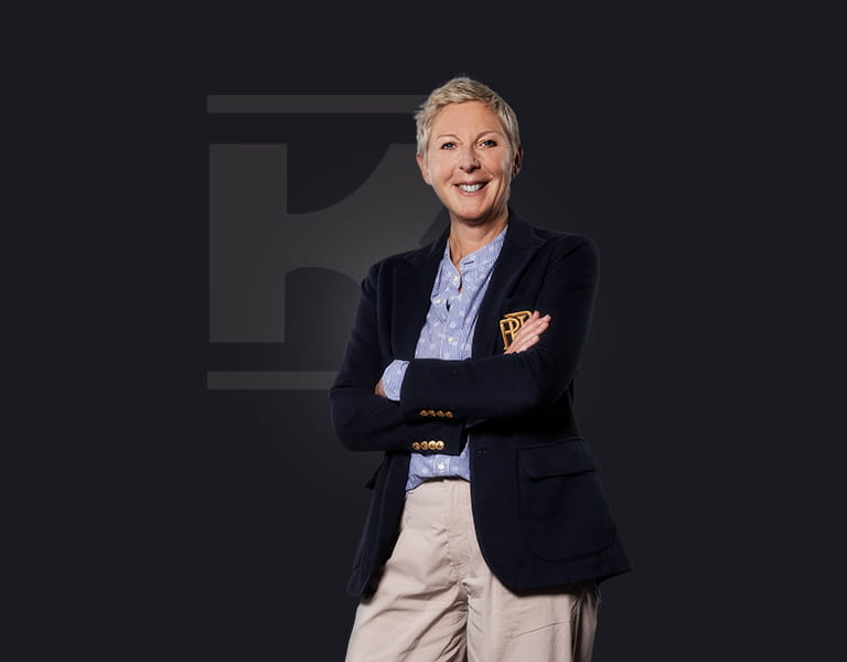 Alexandra Kloos (Personalentwicklung) mit verschränkten Armen