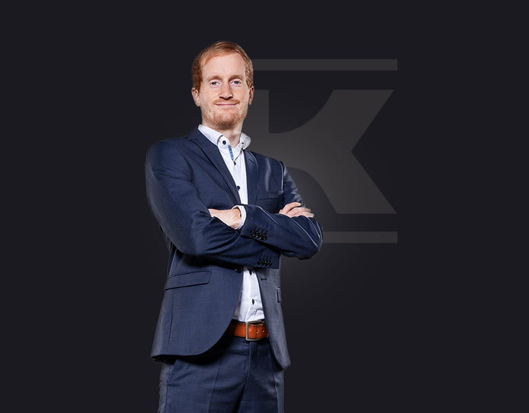 Marten Kalmbach (Serviceleitung) mit verschränkten Armen