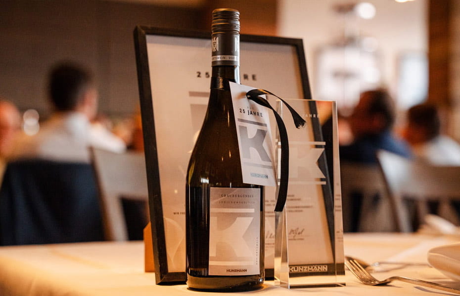 Kunzmann Jubiläums Wein und Award zum Firmenjubiläum