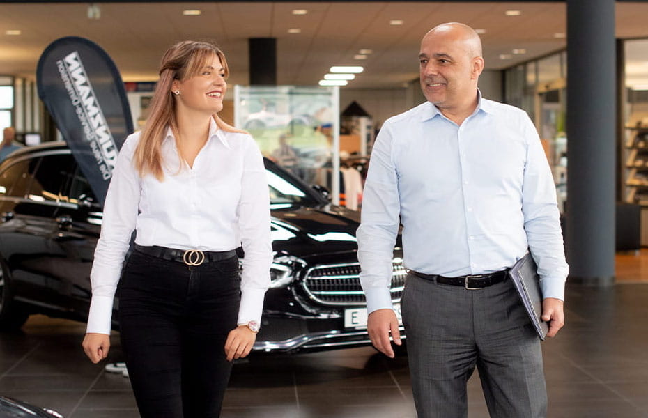 Kunzmann Mitarbeiter laufen lächelnd durch den Verkaufsraum