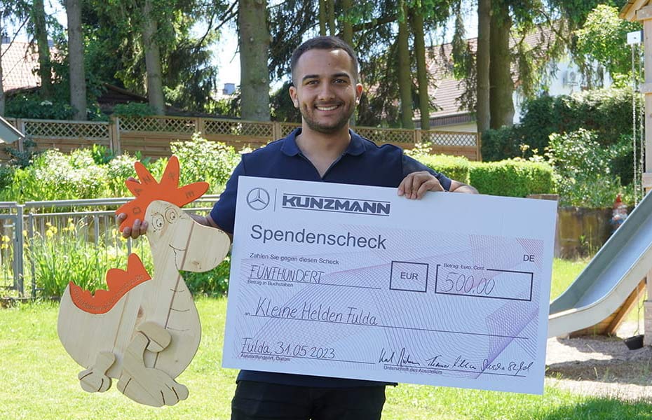 Ayub Betz mit Spendenscheck der Kunzmann Sterntaler