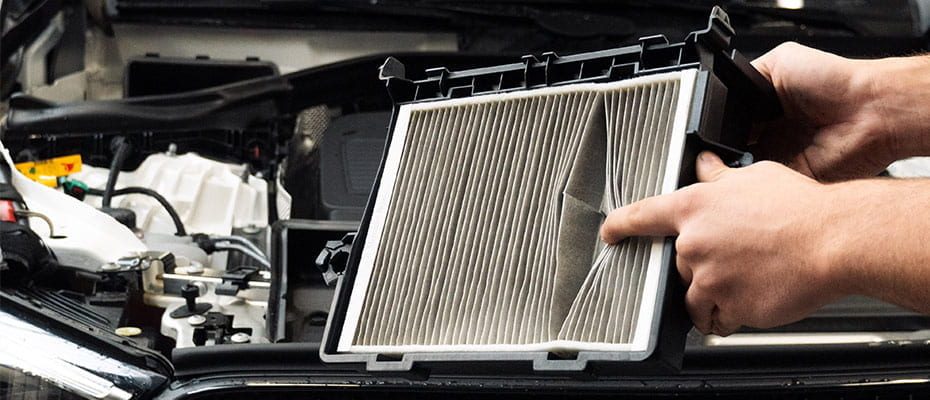 Luftfilter einer Klimaanlage wird geöffnet