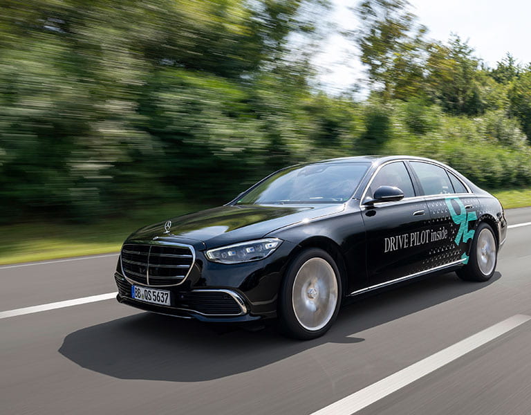 schwarze Mercedes-Benz S-Klasse auf der Autobahn