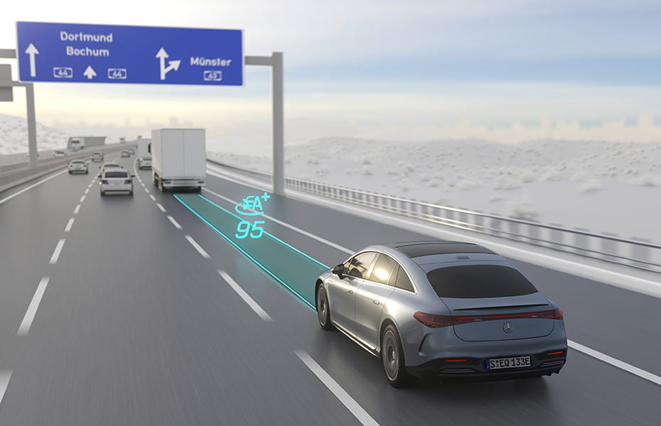 Mercedes-Benz EQS auf der Autobahn mit projiziertem Fahrbahnverlauf des MB Drive Pilots