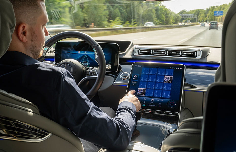 Mann spielt Memory in einer Mercedes-Benz S-Klasse