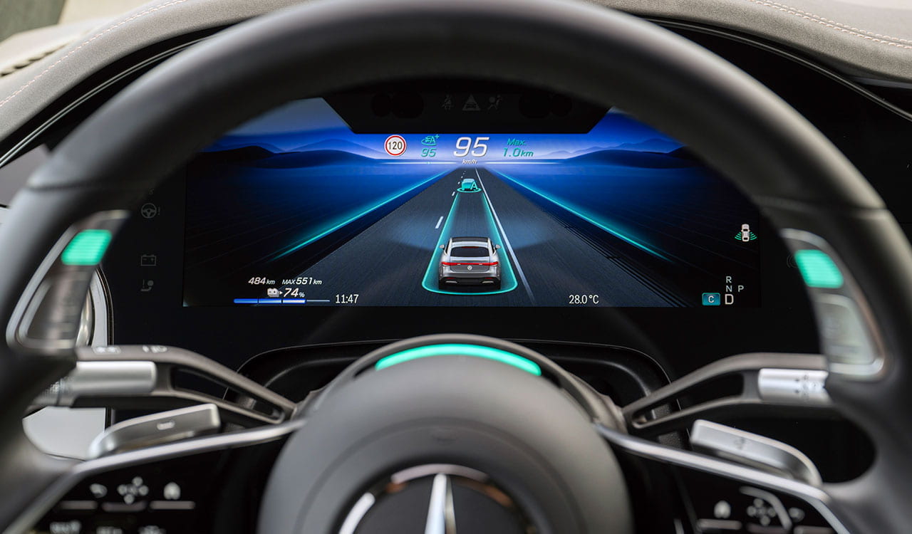Mercedes-Benz Drive Pilot im Mercedes-Benz EQS vollfunktionsfähig und grün leuchtend
