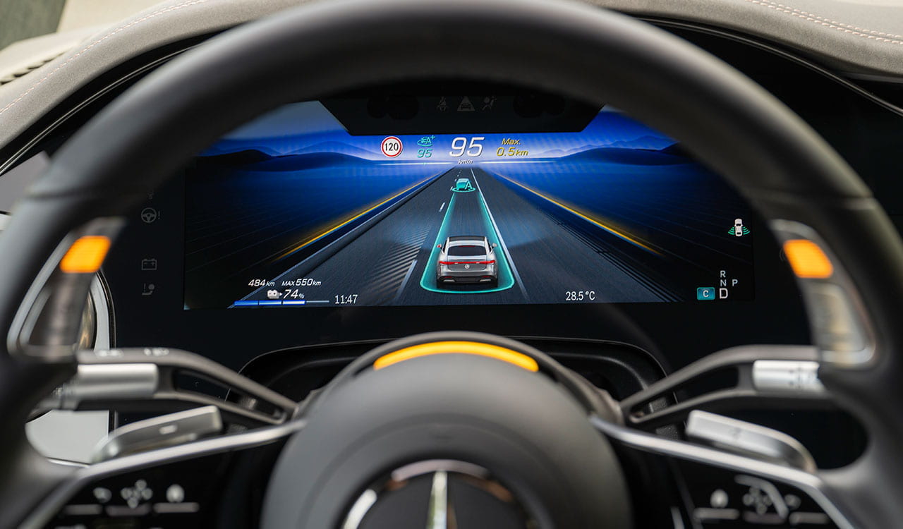 Mercedes-Benz Drive Pilot im Mercedes-Benz EQS Warnung und gelb leuchtend