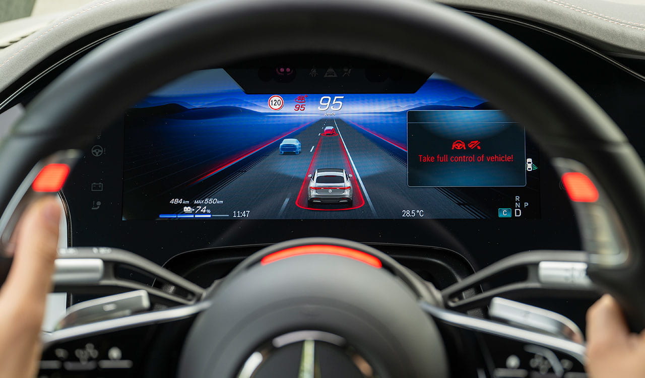 Mercedes-Benz Drive Pilot im Mercedes-Benz EQS Aufforderung zum Eingriff und rot leuchtend