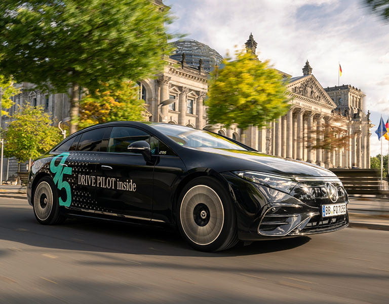 schwarzer Mercedes-Benz EQS vor dem Reichstagsgebäude