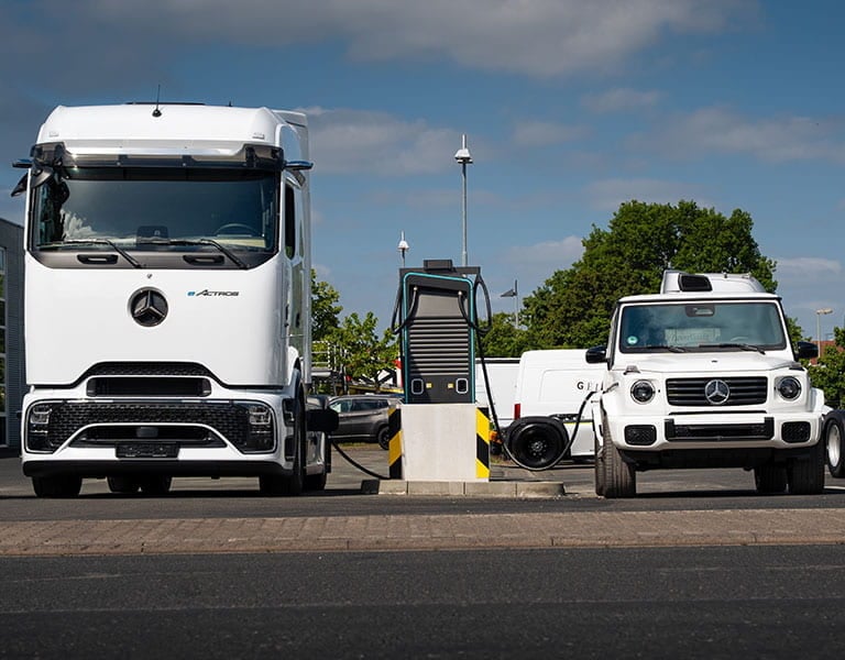 Mercedes-Benz eActros 600 und G-Klasse 580 EQ an Ladesäule Mercedes-Benz eActros 600 und G-Klasse 580 EQ an Ladesäule