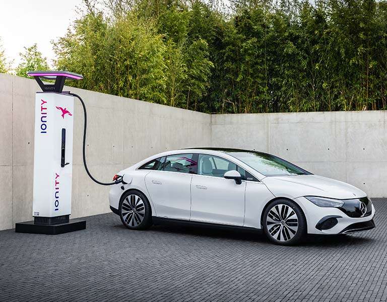 Mercedes-Benz EQS an einer Ionity Ladesäule Mercedes-Benz EQS an einer Ionity Ladesäule