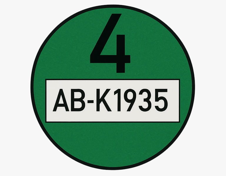 grüne Umweltplakette mit dem Kennzeichen AB-K1935 grüne Umweltplakette mit dem Kennzeichen AB-K1935