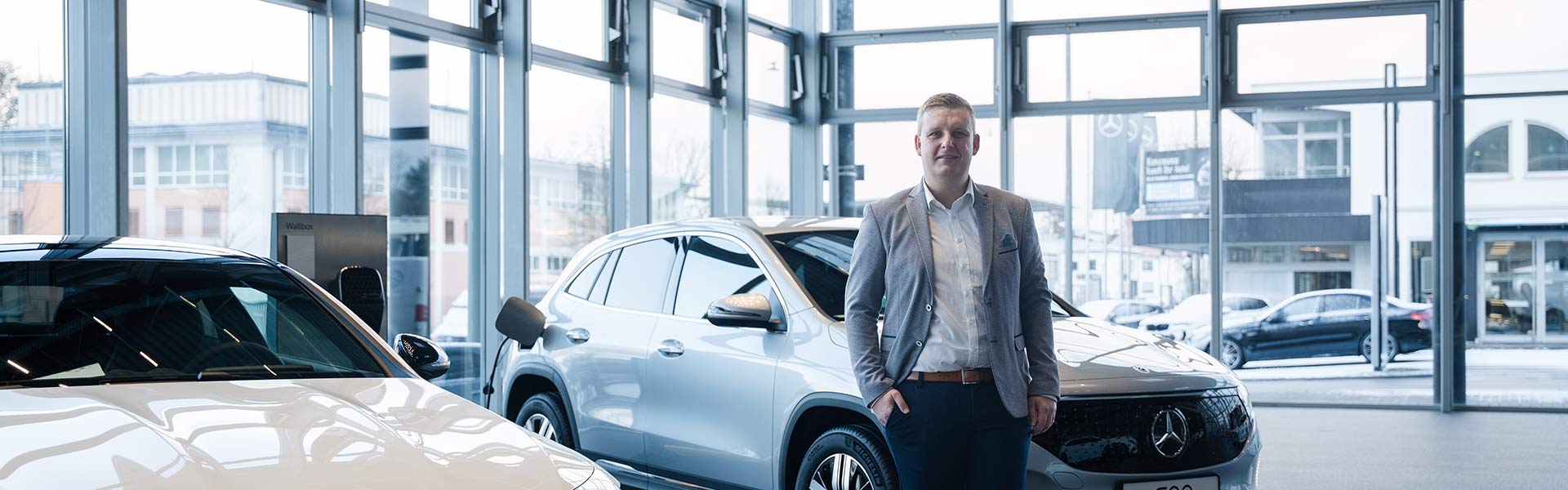 Centerleiter Manuel Jahn vor Mercedes-Benz Modellen in Fulda