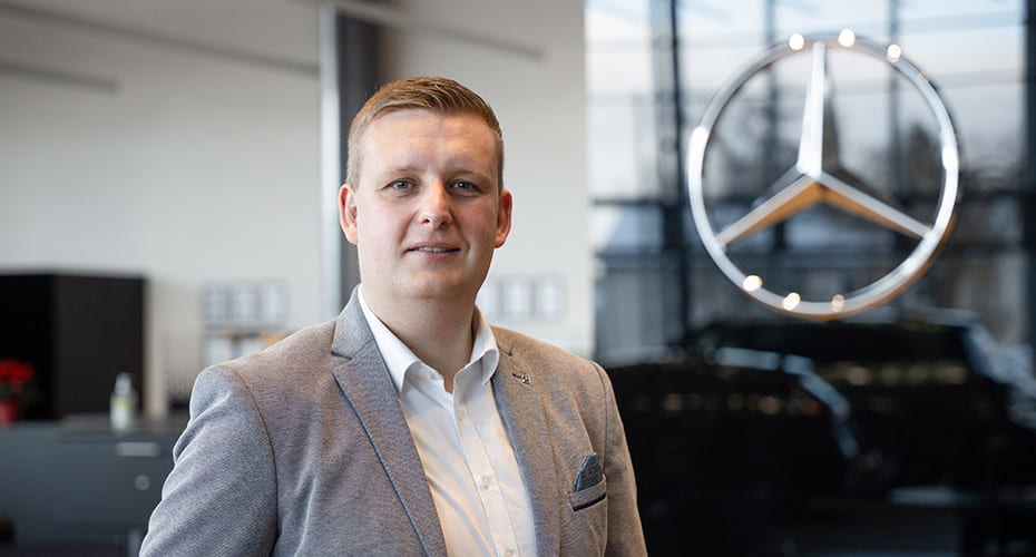 Centerleiter Manuel Jahn vor Mercedes-Benz Modellen in Fulda