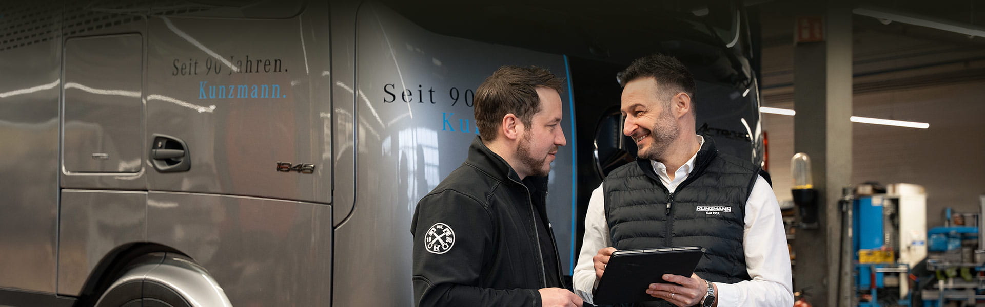 Marcel Müller und Philipp Görk vor dem Mercedes-Benz Actros