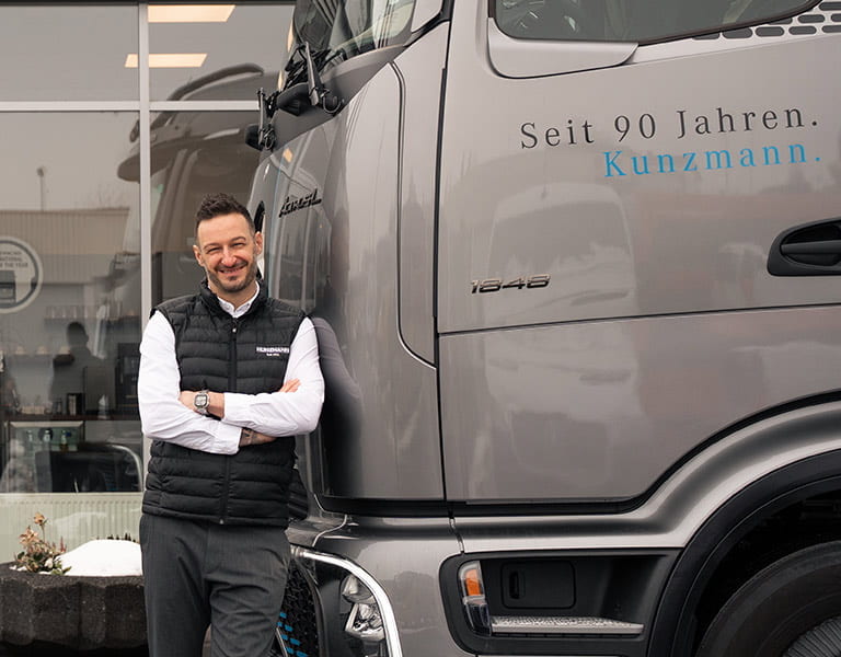 Marcel Müller lehnt an Mercedes-Benz Actros