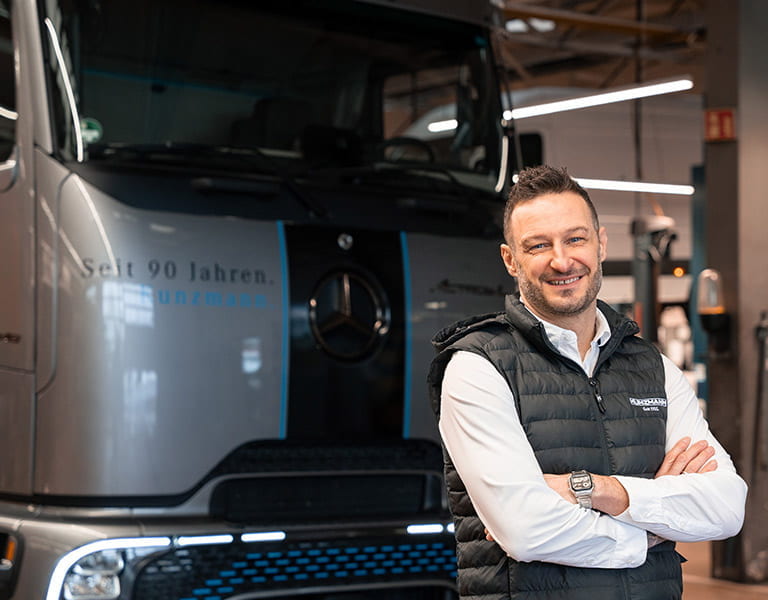 Marcel Müller vor dem Mercedes-Benz Actros