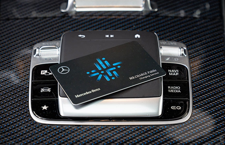 Mercedes-Benz charge public Karte liegt auf den Bedienelementen des Fahrzeug Infotainmentsystems