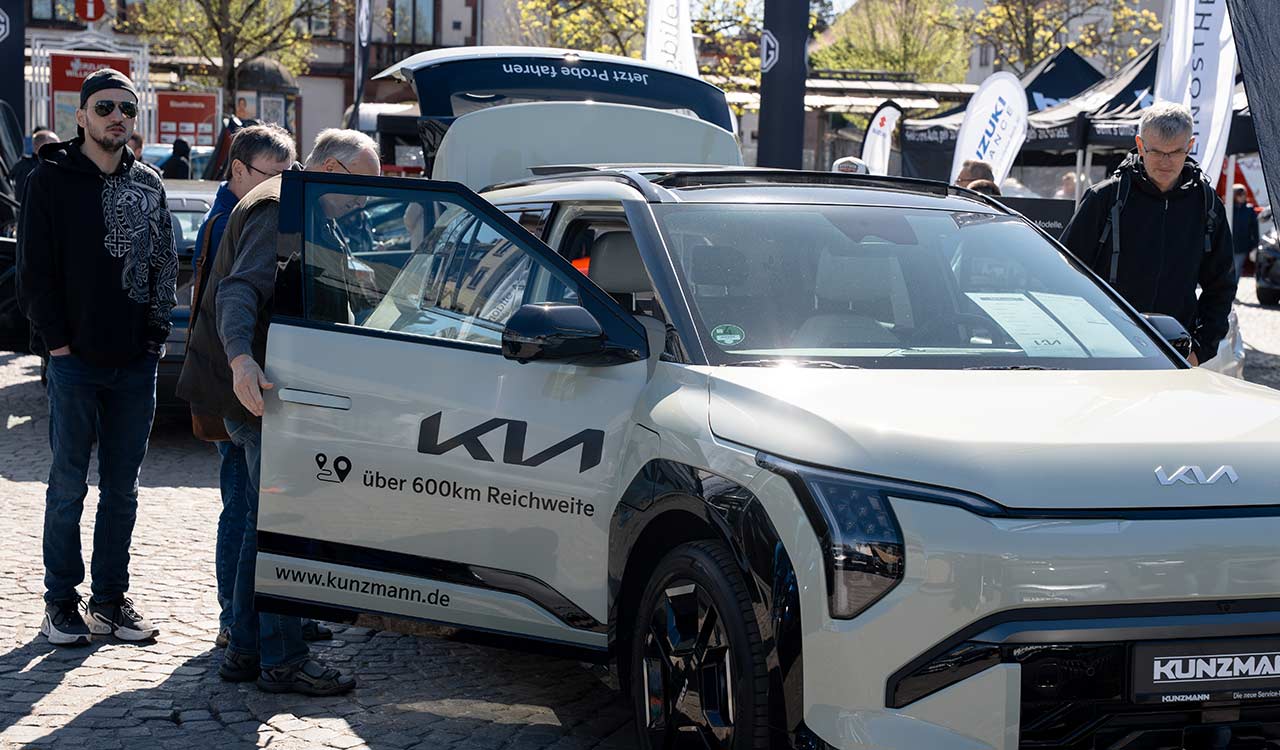 Kunden begutachten den Kia EV9 auf der Mobilia 2025 in Aschaffenburg