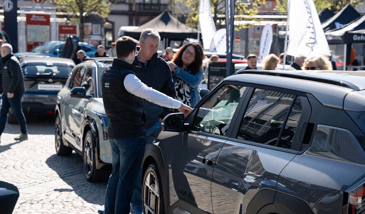 Kia Kunzmann Verkäufer in einem Gespräch auf der Mobilia 2025 in Aschaffenburg