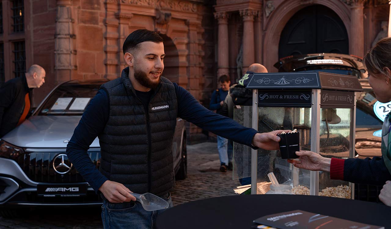 Kunzmann Azubi verteilt Popcorn auf der Mobilia 2025 in Aschaffenburg