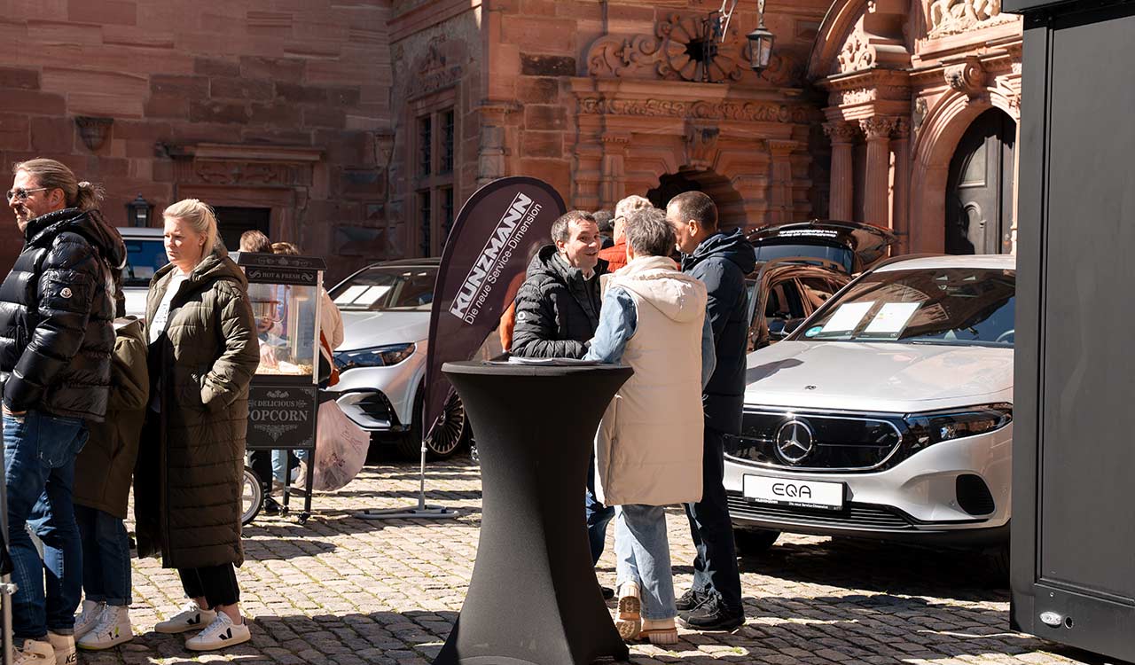 Kunzmann Verkäufer bei einem Gespräch mit Kunden am Mercedes-Benz Stand auf der Mobilia 2025 in Aschaffenburg