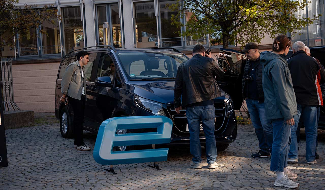 Kunden schauen sich den Mercedes-Benz EQV auf der Mobilia 2025 in Aschaffenburg an