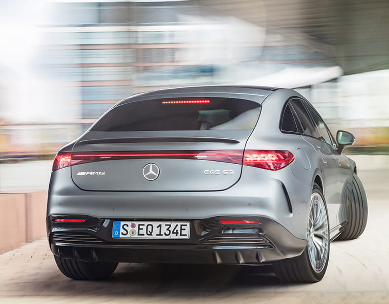Mercedes-Benz EQE Heck mit eingeschalteten Bremsleuchten