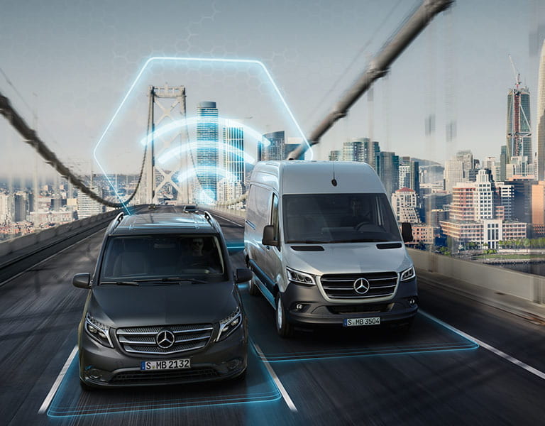 Mercedes-Benz Fahrzeuge nebeneinander auf der Straße währende eines Over-the-Air Updates