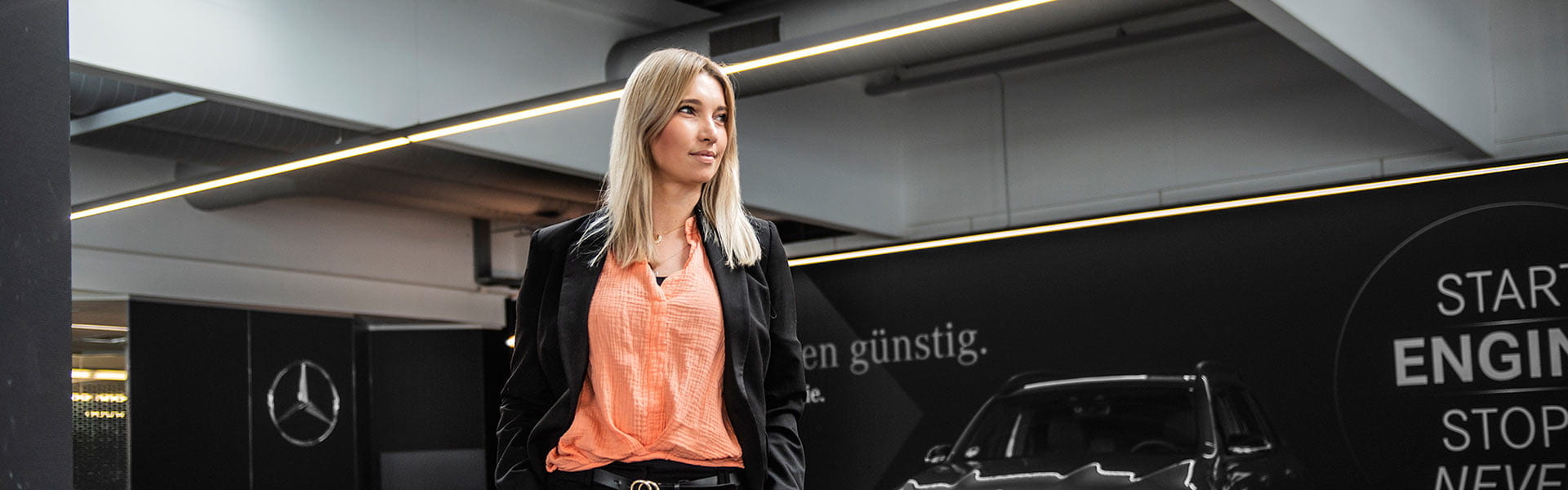 Lorraine Langer steht im Gebrauchtwagen Verkaufsraum von Kunzmann