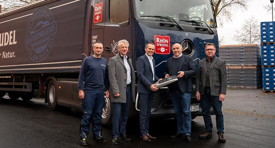 Schlüsselübergabe des Mercedes-Benz eActros durch Kunzmann an RhönSprudel