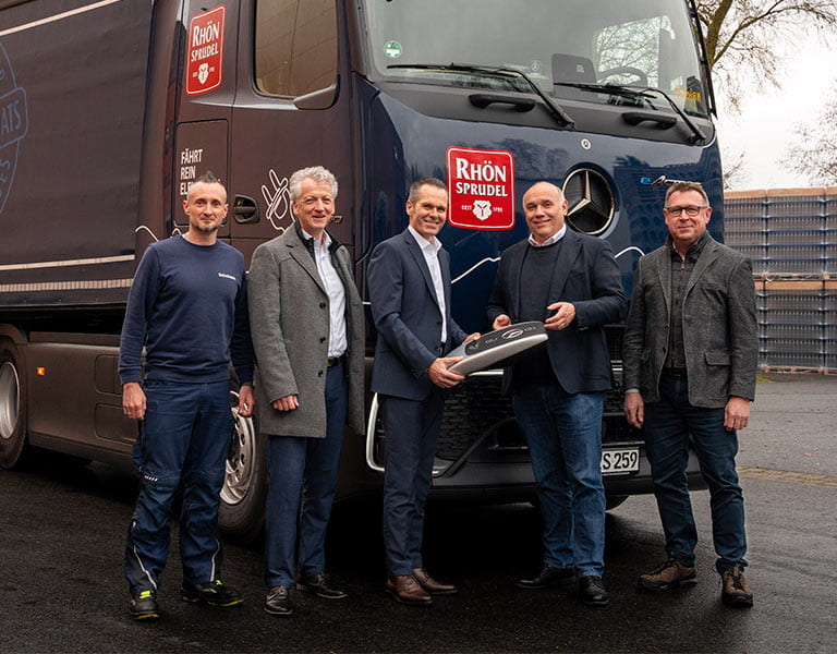 Schlüsselübergabe des eActros 600 durch Kunzmann an RhönSprudel