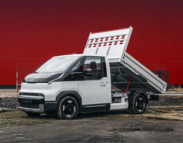 Kia PV5 Chassis Cab mit BoyriTEC-Kipper in der 3/4 Frontansicht