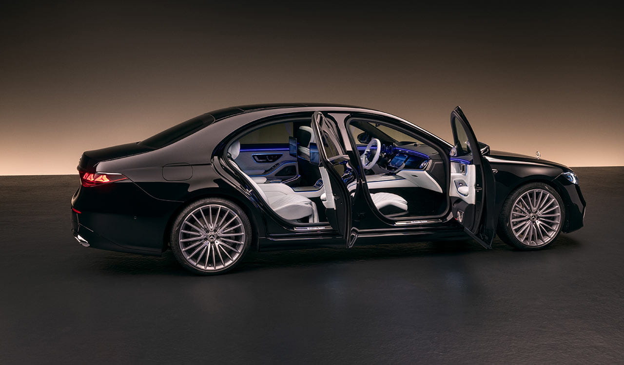 schwarze Mercedes-Benz S-Klasse V223 Seitenansicht mit geöffneten Türen