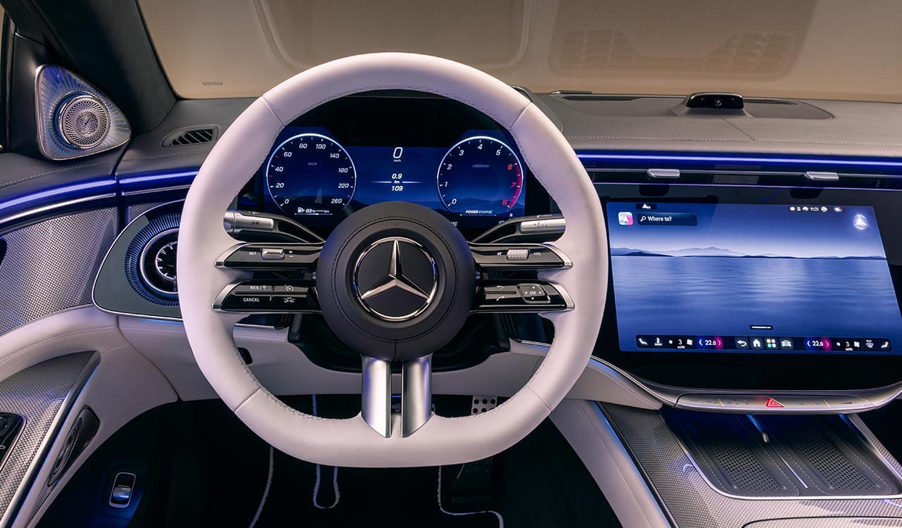 Mercedes-Benz S-Klasse V223 Fahrerplatz mit weißen Leder