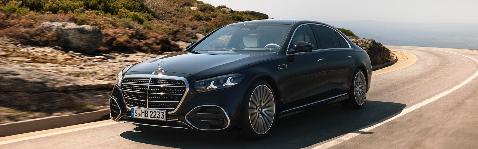 Mercedes-Benz S-Klasse Limousine V223 in schwarz auf einer Bergstraße
