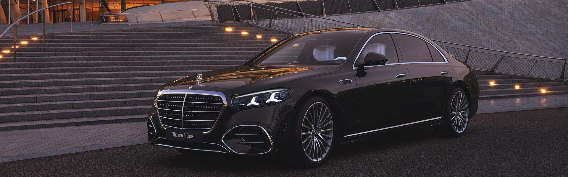 Mercedes-Benz S-Klasse Limousine V223 in schwarz vor dem Mercedes-Benz Museum
