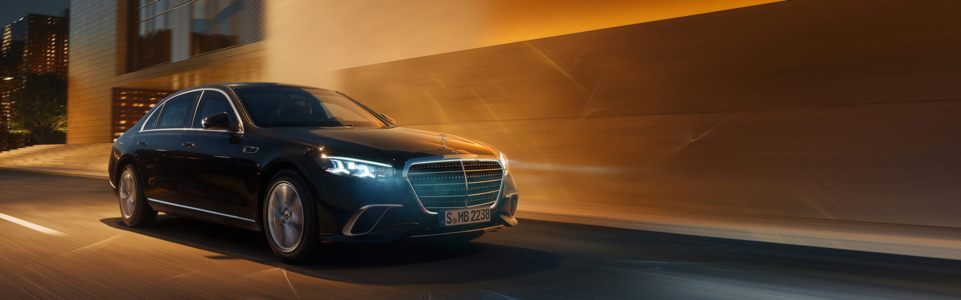 Mercedes-Benz S-Klasse V223 in schwarz bei einer Nachtfahrt