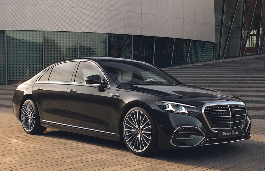 schwarze Mercedes-Benz S-Klasse V223 vor einer Treppe