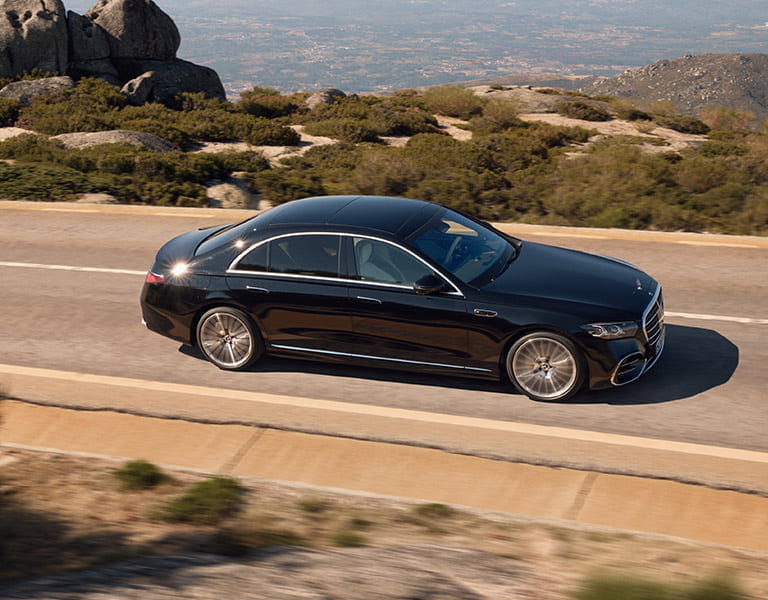 Mercedes-Benz S-Klasse V223 in schwarz auf einer Bergstraße