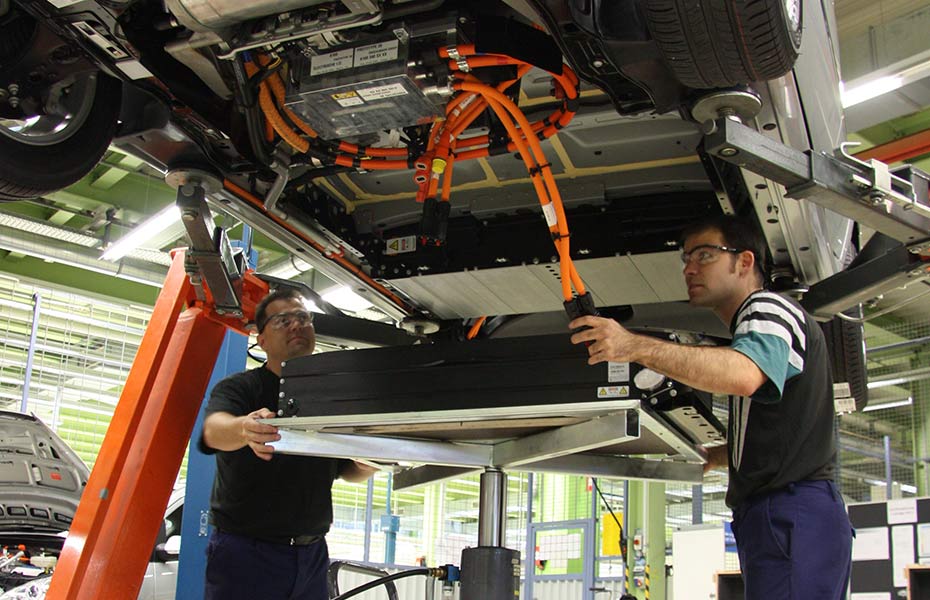 Mercedes-Benz Mechatroniker beim Tausch einer ganzen Hochvoltbatterie