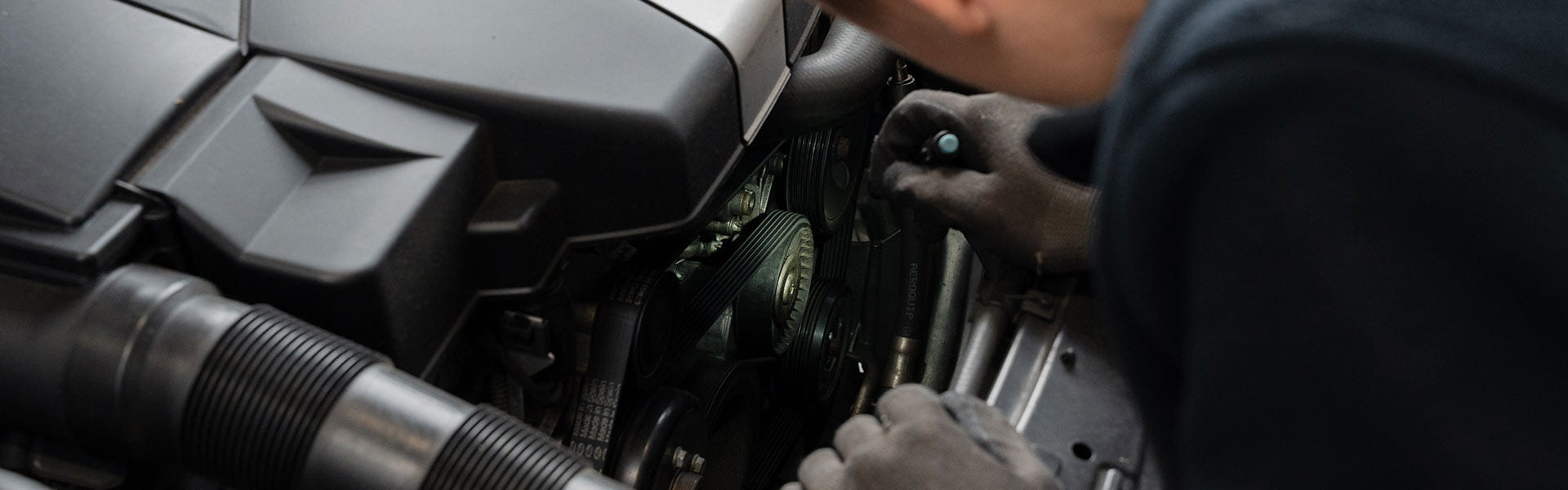 Kunzmann Mechatroniker leuchtete in den Motorraum eines Mercedes-Benz