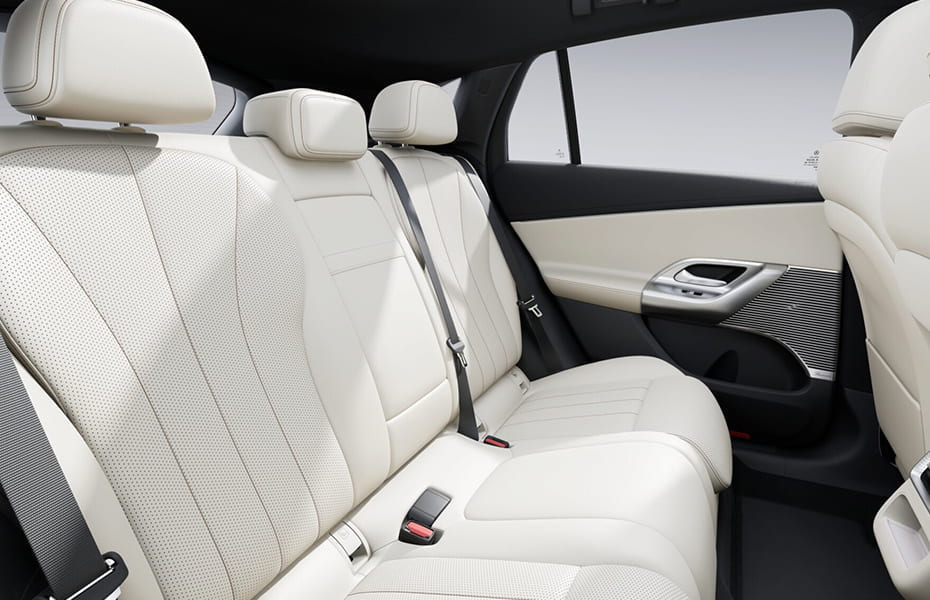 Mercedes-Benz GLC Fond in weiß mit Sonneneinstrahlung durch das SKY CONTROL Panoramadach