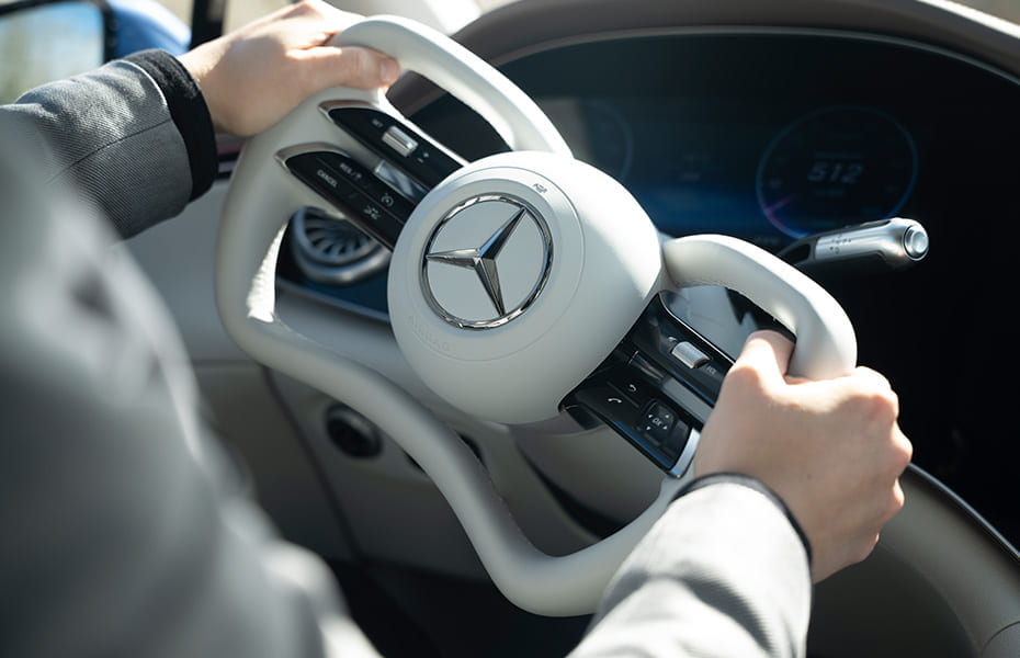 weißes Mercedes-Benz Lenkrad während der Fahrt