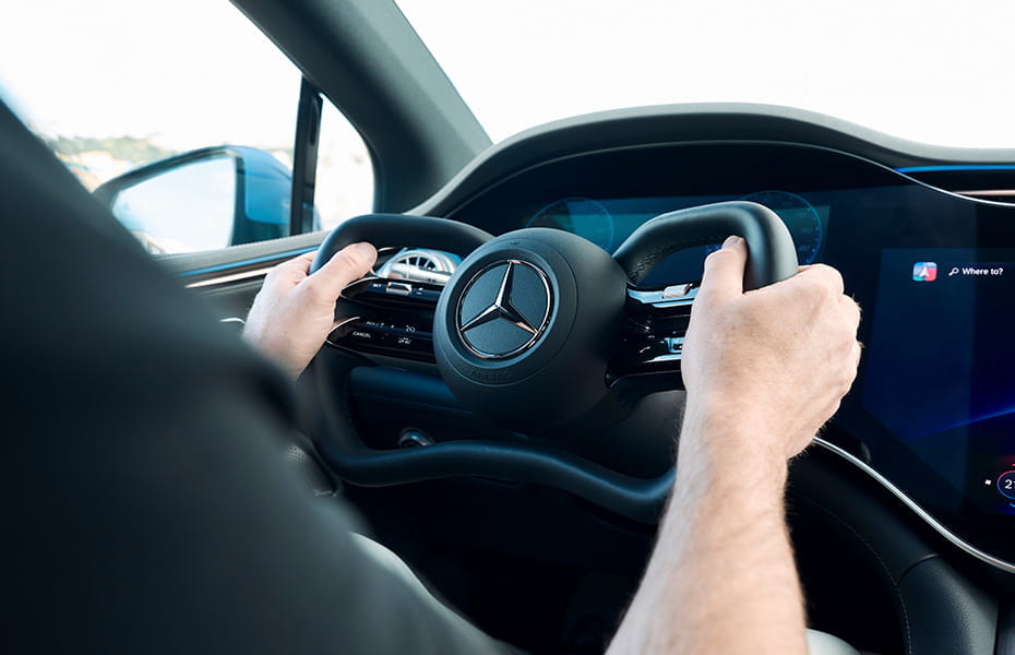 schwarzes Mercedes-Benz Lenkrad während der Fahrt
